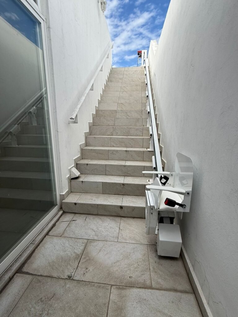 Salvaescaleras, riel ó elevador de escaleras  